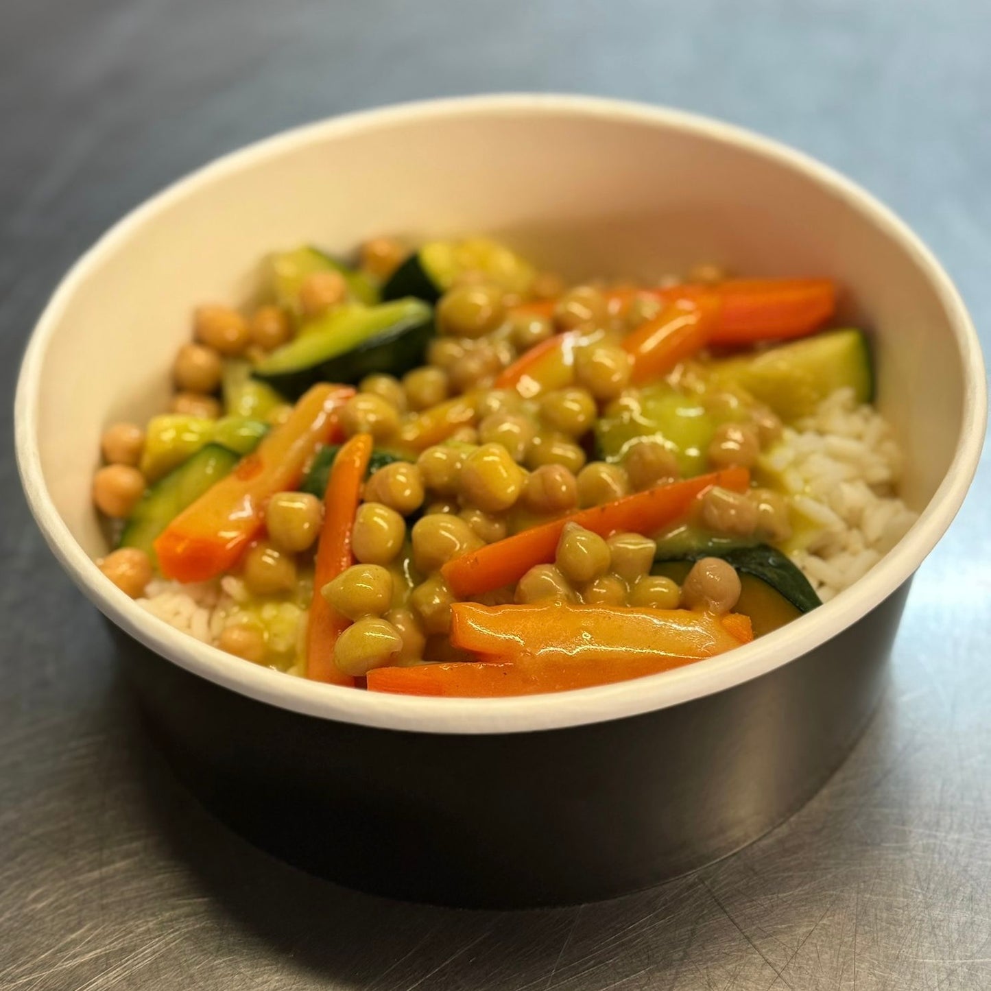 Curry végétarien au lait de coco, citron vert & riz créole
